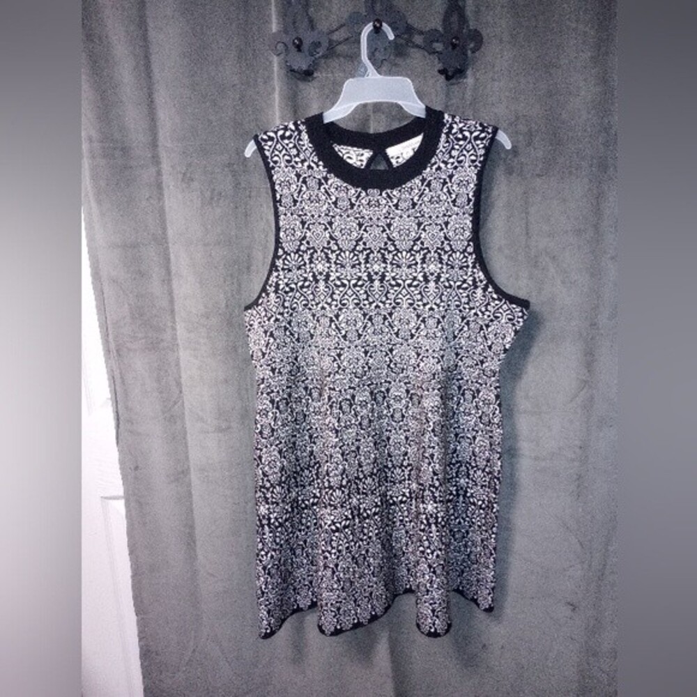 Elegant Black and White Sleeveless Dress